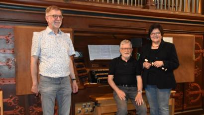 Bild: hcz
Dieses Trio gestaltete den Auftakt der musikalischen Mittagsandachten in St. Josef: (von links) Förderkreis-Vorsitzender Thomas Kreuzer, Luis Denz und Christa Bauer-Denz.