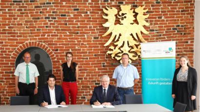 Bild: JOCHEN NEUMANN 
ERBENDORF
Im Rathaussaal unterschrieben Martin Naber von der Leonet AG und Bürgermeister Johannes Reger (sitzend von links) den Kooperationsvertrag zum Ausbau des Glasfasernetzes. Mit auf dem Bild (von links) der Breitbandpate der Stadt, Hubert Wojtenek, Martina Wilde von der Leonet, von der Breitbandberatung Bayern Eduard Maier sowie Fördermittelberaterin Verena Merkler von der Agentur Atenekom.