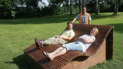 Bild: wro
Die Relax-Liegen wurden im Bauhof – hier vertreten durch Leiter Michael Klarner (hinten) – angefertigt. Die Idee kam von Sabine Saller (vorne rechts). Gemeinsam mit Zweitem Bürgermeister Michael Dutz (vorne links) probierte sie die neuen Freizeitmöbel aus.