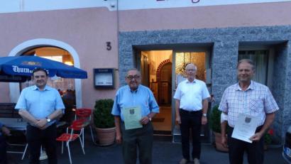 Bild: Sigmund Schütz/exb
Treue Mitglieder wurden bei der Jahreshauptversammlung der Sänger geehrt. Im Bild (von links) Pfarrer Konrad Amschl, Manfred Walter (25 Jahre), Vorsitzender Herbert Ulrich und Konrad Fischer (40 Jahre).