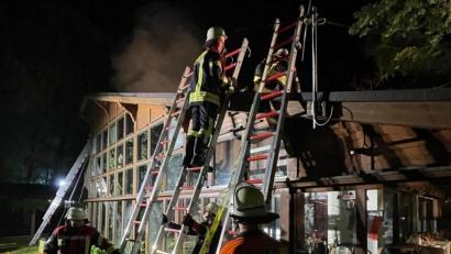 Bild: Feuerwehr Marktredwitz/exb
Um den Brand zu bekämpfen, mussten Feuerwehrleute mit tragbaren Steckleiter-Teilen vorgehen und auf das Dach steigen.