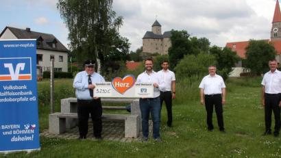 Bild: wro
Den symbolischen Scheck übernahmen Hubert Schedl und Matthias Grundler (von links). Dazu eingeladen hatten Regionalmarktleiter Berthold Bauer, Geschäftsstellenleiter Wolfgang Meister und Individualkundenbetreuer Andreas Schuller (von rechts) im Namen der Volksbank Raiffeisenbank Nordoberpfalz.