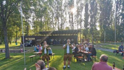 Bild: gz
Bei der "Jägerpolka" mischten sich die Blechbläser Rudi Salomon und Max Hochwart (v.r.) mitten ins Publikum.