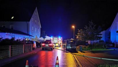 Bild: mde
Weil Äste den Kanal verstopft hatten, suchte sich das Wasser einen anderen Weg – den in einen Keller in der Eisersdorfer Au. Mit einer Tauchpumpe legte die Kemnather Wehr die Räumlichkeiten wieder trocken.