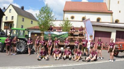 Bild: nib
Kirwa on Tour: Mit Anhänger und Grillwagen machten sich die Dürnsrichter Kirwapaare auf den Weg durch die Ortschaften, um Kirwastimmung zu verbreiten.