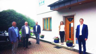 Bild: wro
Landrat Roland Grillmeier, Bürgermeister Werner Prucker, Wirtschaftsförderer Volker Höcht wurden von Stefanie Rüger und Johannes Schraml (von links) in den Räumen der KFB in Reuth begrüßt.