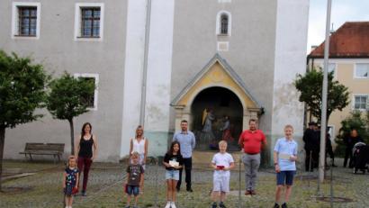 Bild: jma
Susanne Reithmayer, Cornelia Träger, Andreas Reindl und Andreas Eckert (hinten, von links) vom CSU-Ortsverband Pressath überreichten den Gewinnern der Tour 1 bei der Schnitzeljagd die Preise.