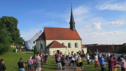 Bild: Christine Schwarz/exb
Das Patrozinium ihrer Kirche feiern die Paulsdorfer mit einem Festgottesdienst, den Plan Florian Weidler zelebriert.