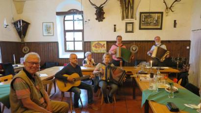 Bild: jzk
Sie haben während der Corona-Pandemie nichts verlernt. Sebastian Zeitler, Karl-Heinz Böhm, Christine Bleiber, Erwin Hornauer und Herbert Storek (von links) spielten zusammen flotte Polka.