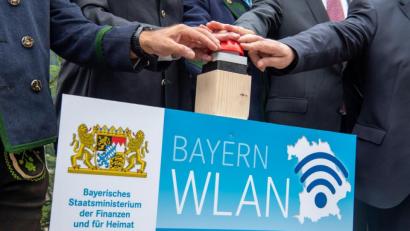 Archivbild: Peter Kneffel/dpa
Der Freistaat baut sein kommunales BayernWLAN-Netz aus. In Regensburg ist am Wochenende das 1000. Teilprojekt in Betrieb genommen worden.
