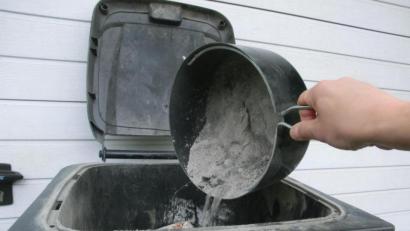 Bild: Landratsamt Neustadt/Peter Hägler/exb
Grillkohle muss mindestens einen Tag im Grill oder in einem Metallgefäß auskühlen und darf dann erst in die Restmülltonne.