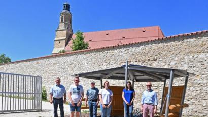Bild: Thomas Graml/Stadt Amberg
Jasmin Raabe (Vierte von links) und Marcel Rybczynski (Zweiter von links) waren die Premierengäste auf dem neuen Jugendplatz am Malteser.
