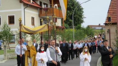 Bild: bnr
Die eucharistische Prozession durch den festlich geschmückten Ort ist der Höhepunkt des Patroziniumsfestes.der Wallfahrtskirche in Söllitz.