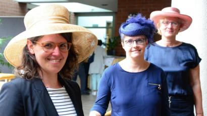 Bild: Kunz
Hier stecken unter den Hüten (von links) Barbara Nickl, Susanne Reinhardt und Bettina Hahn. Sie stellen das Programm vor.