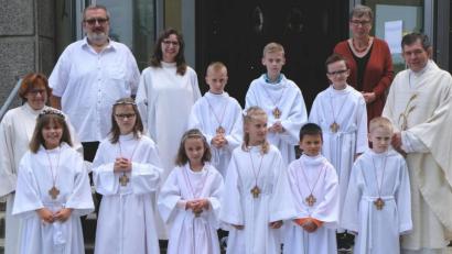 Bild: le
Neun Mädchen und Buben traten in ihrer Heimatkirche St. Johannes der Täufer am Sonntag erstmals zum Tisch den Herrn.
