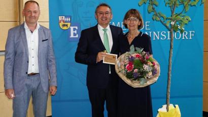 Bild: wec
Bürgermeister Erich Meidinger (links) überreicht bei der offiziellen Verabschiedung an Josef Gilch und Conny Gilch einen Birnbaum namens Conference und einen Reisegutschein.