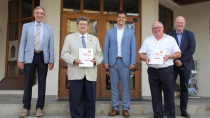 Bild: frd
Die Verdienstnadel des Bundeswehrverbandes in Bronze haben die ehemaligen Oberviechtacher Bürgermeister Wilfried Neuber und Heiz Weigl (vorne, von links) erhalten. Die Auszeichnung überreichten Landesvorsitzender Gerhard Stärk (links) und Bezirksvorsitzender Dieter Götz (rechts) im Beisein von Bürgermeister Rudolf Teplitzky.