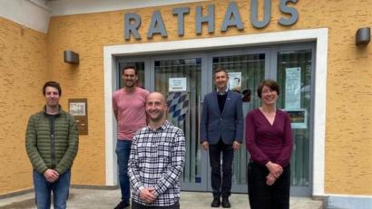 Bild: Klaus Horn/exb
Von links: Stefan Hummel, Oliver Scherm, Markus Forster, Bürgermeister Albert Geitner und Konstanze Schlereth.