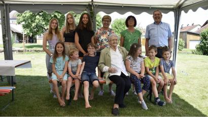 Bild: sck
Über viele Gratulanten freute sich Theresia Vetterl (vorne Mitte) an ihrem 95. Geburtstag. Glückwünsche überbrachten ihre Töchter Christine (links hinter ihr) und Luise (rechts hinter ihr), ihre Enkel und Urenkel sowie Bürgermeister Joachim Neuß (rechts).