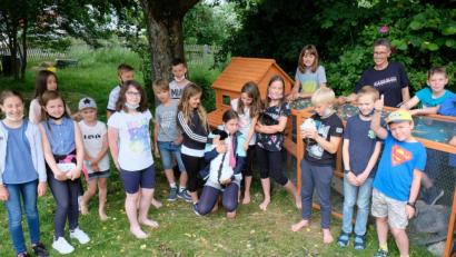 Bild: do
Die Kinder der vierten Klasse der Grundschule Am Rauhen Kulm freuen sich mit Klassenlehrerin Ingrid Schmidt (hinten, Zweite von rechts) über das neue Zuhause von "Hase Flocke" und der geselligen Meerschweinchen.