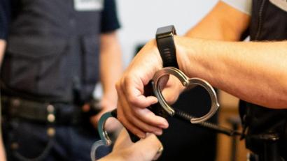 Symbolbild: Patrick Seeger
Die Polizei kannte den Dieb, der ein Mobiltelefon aus eiern Handtasche geklaut hatte. Die Handschellen klickten bereits kurz nach der Tat.