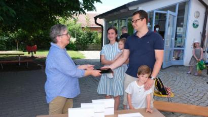 Bild: usc
Zur Förderung der medienpädagogischen Arbeit im Kochkeller-Kindergarten übergeben Viktor und Vera Frank (rechts) vier I-Pads und einen Beamer an Leiterin Judith Heinl (links).