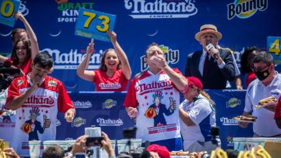 Bild: Brittainy Newman/dpa
Chowdown-Champion Joey "Jaws" Chestnut brach seinen eigenen Rekord und holte sich den vierzehnten Sieg.