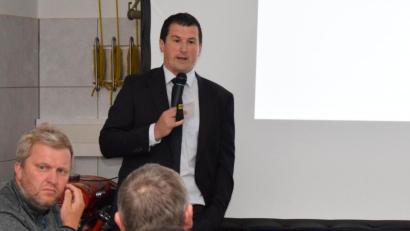 Bild: bnr
Die Teilbürgerversammlung sollte darüber Aufschluss, wie die Bürger von Söllitz und Köttlitz zu einem Windpark ihrer Nähe stehen. Vom Ergebnis war Bürgermeister Martin Schwandner nicht gerade angetan.