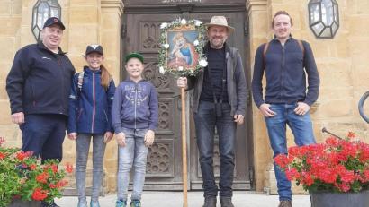 Bild: jud
Die kleine Wallfahrtsgruppe 2021 der Pfarrei Großschönbrunn (von links): Matthias Lederer, Sophie Lederer, Sebastian Lederer, Richard Siegler und Barnabas Siegler.