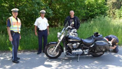 Bild: pko
Polizeioberkommissar Markus Schlegel und Polizeihauptkommissar Markus Schmitt, Dienststellenleiter der Inspektion Neunburg (von links), suchten das Gespräch mit Motorradfahrern.
