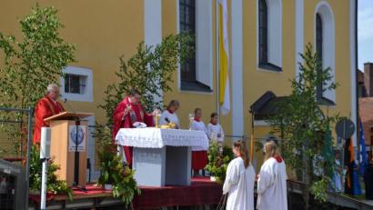 Bild: gi
Auf dem Kirchplatz in frischer Luft wurde heuer das Patrozinium St. Petrus und Paulus der Pfarrkirche mit Pfarrer Udo Klösel und Diakon Herbert Sturm gefeiert.
