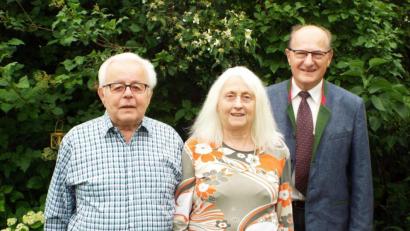 Bild: e
Bürgermeister Hubert Blödt (rechts) gratuliert Irene und Erwin Kugler zur goldenen Hochzeit.