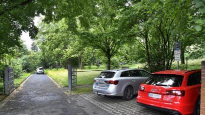 Bild: Petra Hartl
Für den Friedhof im Stadtteil Luitpoldhöhe gibt es nur zwei Parkplätze. Zudem darf mit dem Auto über das Gelände gefahren werden. Für viele Anwohner sind das untragbare Zustände.