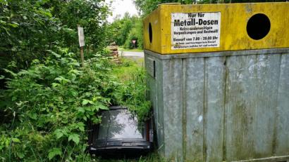 Bild: lnz
Einen alten Fernseher hat ein Müllsünder einfach neben dem Dosencontainer in Steinmühle abgelegt.