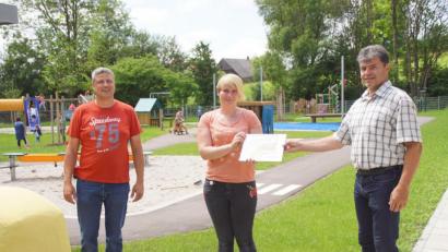 Bild: mmj
Die CSU-Stadträte Xaver Bayer (rechts) und Christian Weinfurtner überreichten an Anja Herdegen, die Leiterin des Kinderhauses, eine Spende des Ortsverbandes.