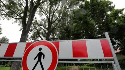 Bild: Wolfgang Steinbacher
Der Dammweg am Rande des Landesgartenschaugeländes ist wegen der Gefahr herunterfallender Äste gesperrt.