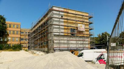 Bild: Hösamer
Ende November soll der Anbau am Landratsamt (Bild) bezugsfertig sein. Die Glasfassade soll im Oktober montiert werden.