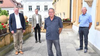 Bild: Thomas Graml/Stadt Amberg
Ernst Kätzlmeier wurde als neuer Feldgeschworener vereidigt. Auf dem Bild von links: Oberbürgermeister Michael Cerny, Personalreferent Bernhard Mitko, Ernst Kätzlmeier und Obmann Erwin Graml.