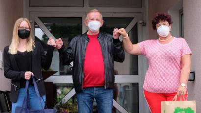 Bild: u
Je 200 FFP2-Masken überreicht VdK-Ortsvorsitzender Leonhard Wischer (Mitte) an die Leiterin des BRK-Seniorenheims, Astrid Geitner (rechts), und an die Pflegedienstleiterin der Caritas-Sozialstation, Julia Matzke (links).