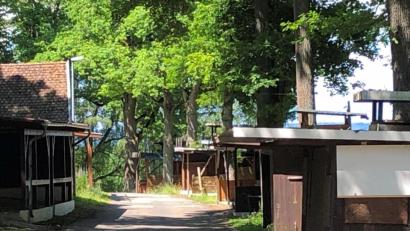 Bild: oy
Randalierwütige Jugendliche haben manche der Buden am Sulzbach-Rosenberger Annaberg beschädigt. Die Polizei sucht deshalb nach Vandalen, die dort zwischen 2. und 4. Juli ihr Unwesen getrieben haben.