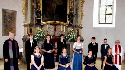 Bild: ds
Drei Jungen und sieben Mädchen feierten mit Pfarrer Markus Vedder und Diakonin Regina Reymann ihre Konfirmation in der St. Nikolauskirche.