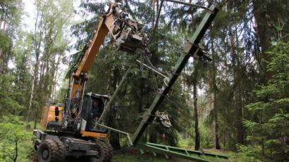 Bild: kro
Mit einem Bagger transportiert Jens Stich ein aus dem Boden gelöstes Metallgestell des Skilifts ab.