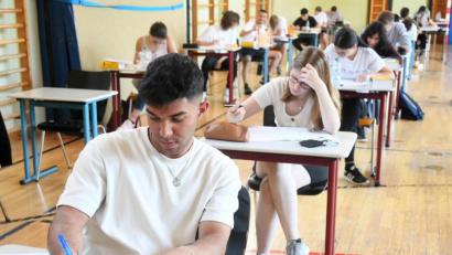 Bild: Gabi Schönberger
Für die Mittel-, Real- und Wirtschaftsschulen und die Sonderpädagogischen Förderzentren haben die schriftlichen Prüfungen für den Mittleren Schulabschluss begonnen. Im Bild brüten die Schüler der Pestalozzi-Mittelschule aus Weiden über den Aufgaben.