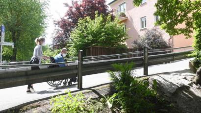 Bild: Gabi Schönberger
Vom Max-Reger-Park hoch zur Judengasse: Ohne fremde Hilfe sind die Steigungen von keinen Rollifahrer zu bewältigen. Auch hier fordert die Untersuchung "barrierefreie Innenstadt" eine grundsätzliche Änderung. Die Vorschläge über wesentliche Verbesserungen stehen am Mittwochabend im Mittelpunkt der Bürgerversammlung.