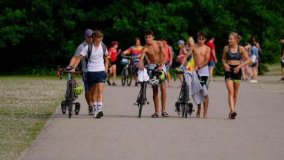 Bild: Treptow
Geschafft, aber glücklich über ihre Leistungen beim ersten Triathlon nach eineinhalb Jahren Pause waren (von links) Eduardo Amorim, Moritz Auernhammer, Frederik Fröhner und Lena Betzlbacher von CIS Amberg.