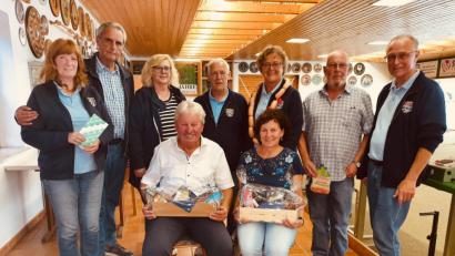 Bild: hcz
Horst Fuchs (stehend, Zweiter von links) und Hans Forster (sitzend) hatten Preise gestiftet. Stadtrat Forster war zudem, mit ruhiger Hand, auch noch erfolgreich.