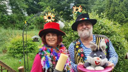 Bild: Biczysko/fph
Zauberkünstler Wobby und Glitzerfee Gertrud Roth – ein Künstler-Paar, das die Pandemie extrem hart getroffen hat, weil beide nicht arbeiten konnten.