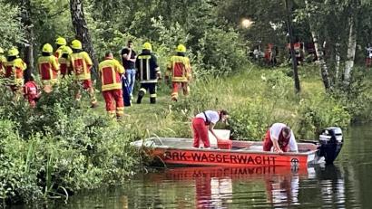 Bild: Gustl Beer
Über 100 Einsatzkräfte hatten am Sonntagabend nach dem Vermissten am Schwarzen Weiher in Mantel gesucht. Nun die traurige Gewissheit: Der Mann wurde tot im Wasser aufgefunden.