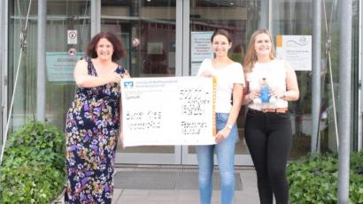 Bild: Kliniken Nordoberpfalz, Evamaria Rauch/exb
Marina Frister, Leiterin des Bunten Kreises Nordoberpfalz, bedankte sich bei Julia Franz (Mitte) und Amelie Haderer (rechts) für die Spende über 500 Euro.