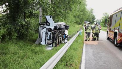 Bild: Dobler
Unfall beim Sportpark: Mehr als zwei Promille wies der Atemalkoholtest bei dem Fahrer des Lastwagens auf. Außer dem Lkw war kein weiteres Fahrzeug an dem Unfall beteiligt, die beiden Insassen blieben unverletzt.